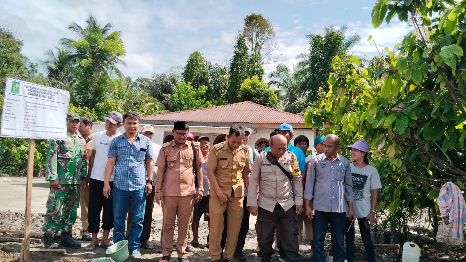 Babinsa Koramil Tanah Jawa Hadiri Trial Pembangunan Saluran Drainase 