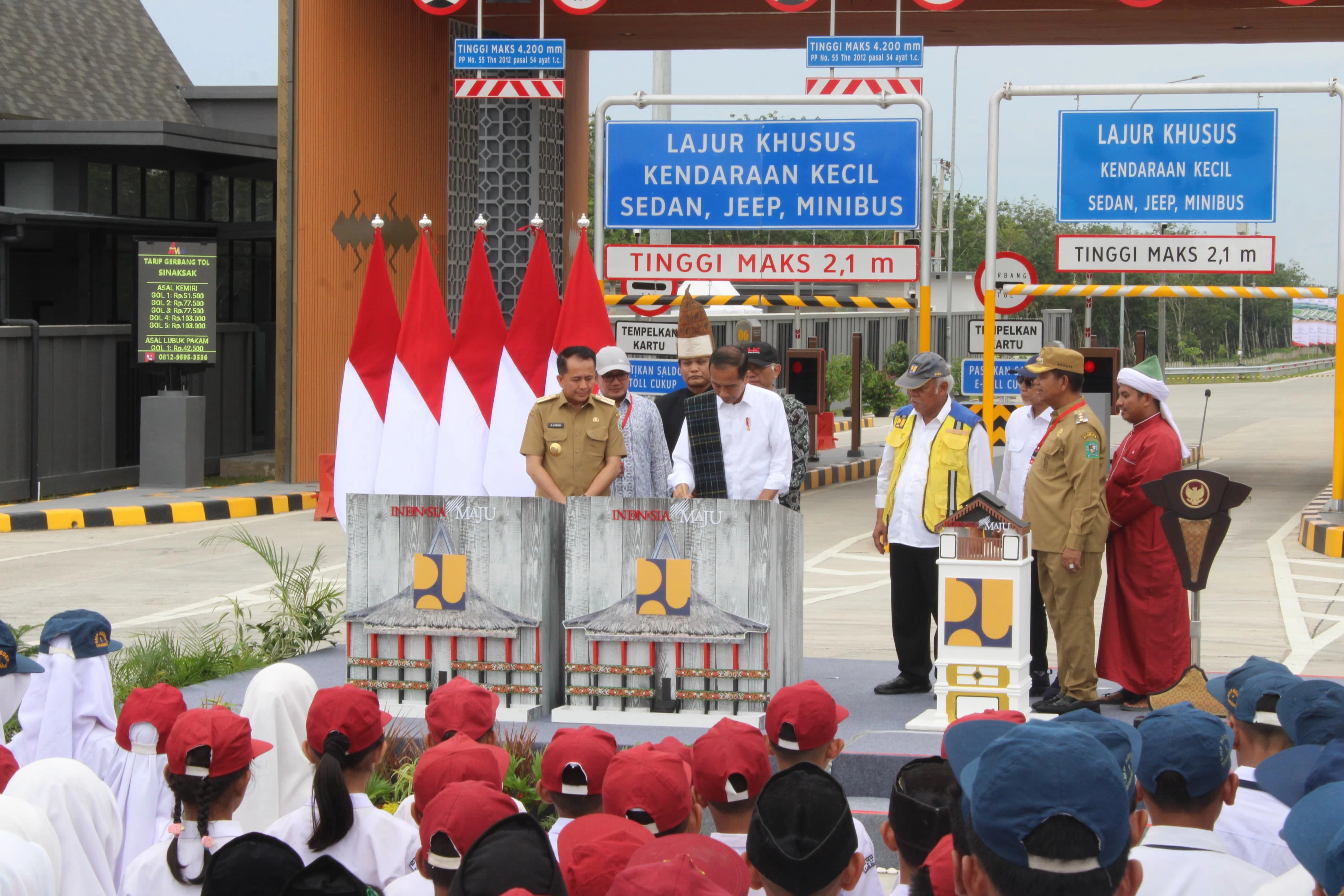 Presiden Jokowi Resmikan Ruas Tol Binjai-Langsa dan Kuala Tanjung-Tebing Tinggi-Parapat Di Gerbang Tol Sinaksak