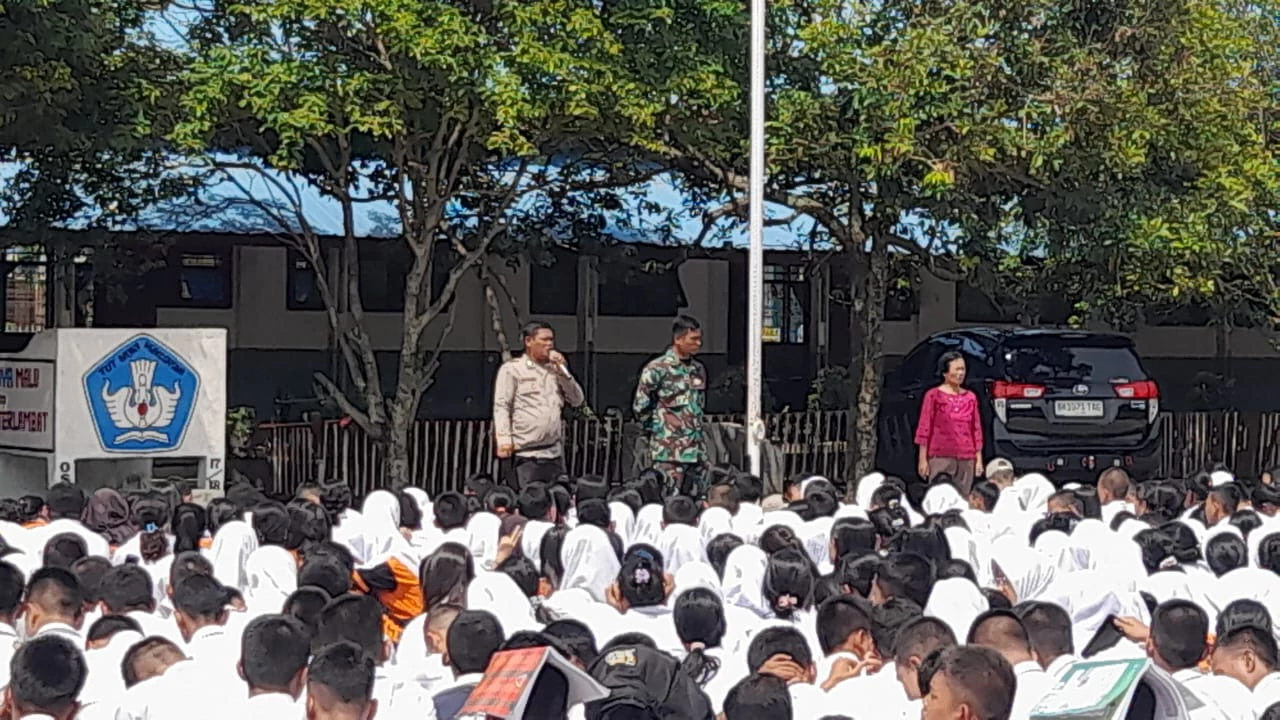 Cegah Kenakalan Remaja, Babinsa  bersama Bhabinkamtibmas berikan penyuluhan dan himbauan ke sekolah SMAN 1 Nagori Sitalasari