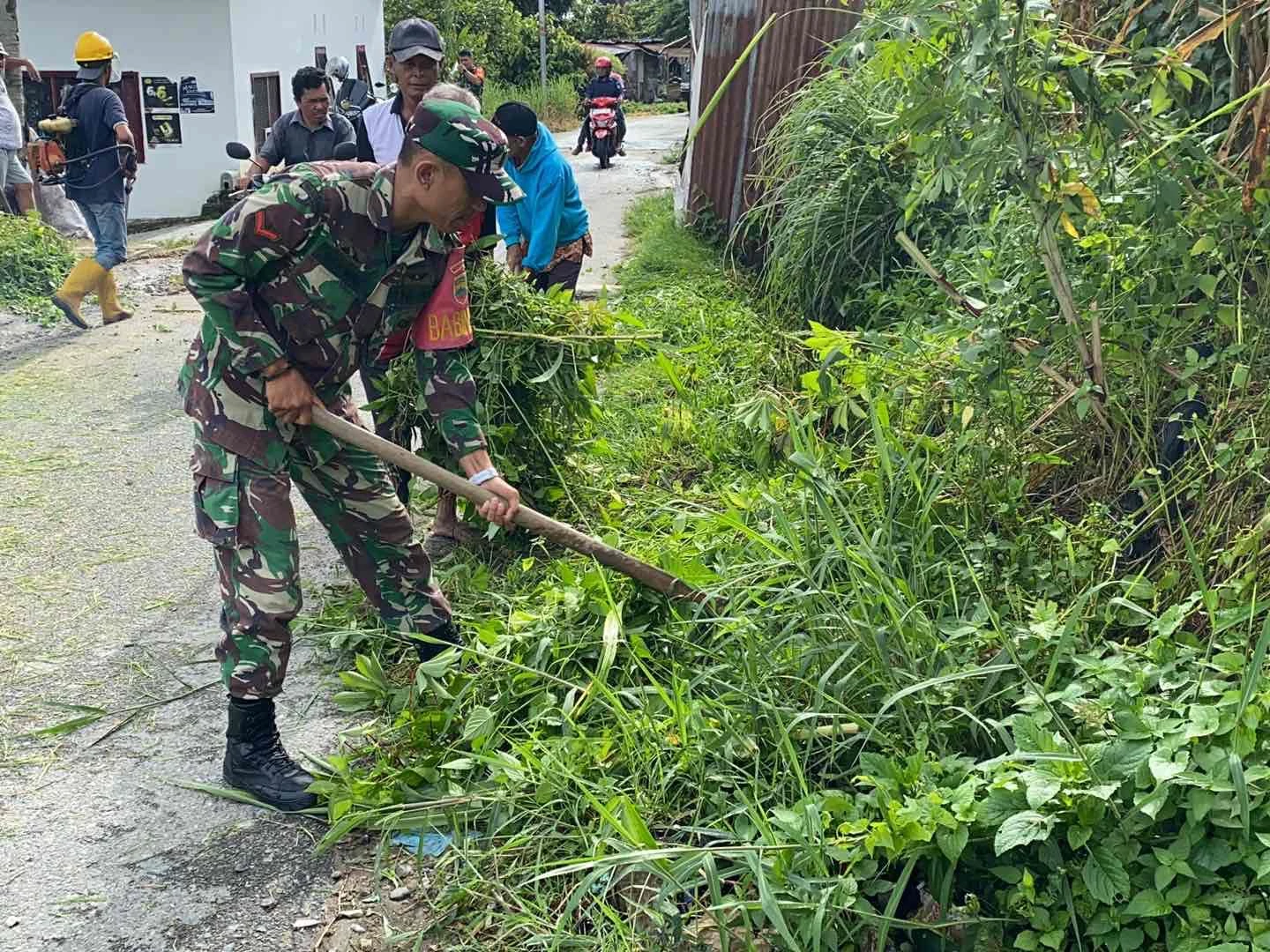 Wujudkan Lingkungan Bersih, Babinsa Bersama Warga Lakukan Gotong Royong