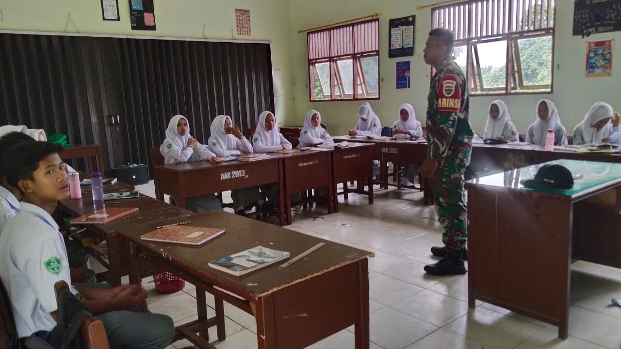 Tanamkan Bela Negara Dan Kedisiplinan, Babinsa Memberikan  Materi Wasbang Pada Siswa