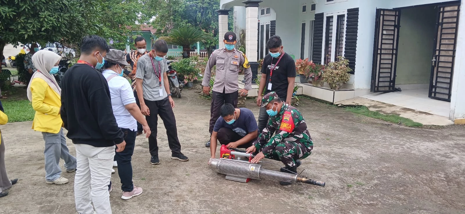 Basmi Sarang Nyamuk, Babinsa Turun Membantu Kegiatan Fogging