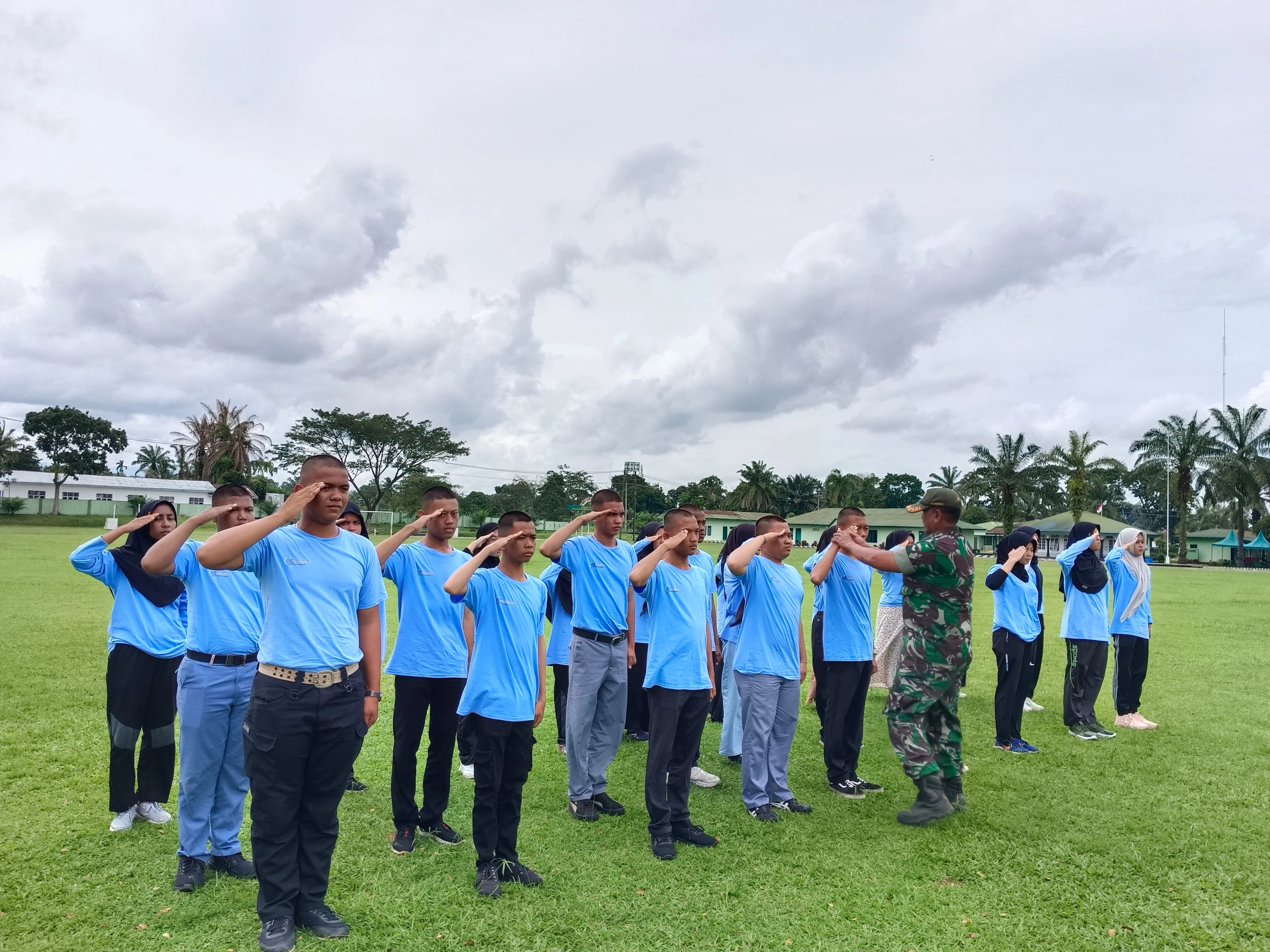 Kodim 0207/Simalungun  Bina  Pelajar Dengan Memberikan Pelatihan Peraturan Baris Berbaris