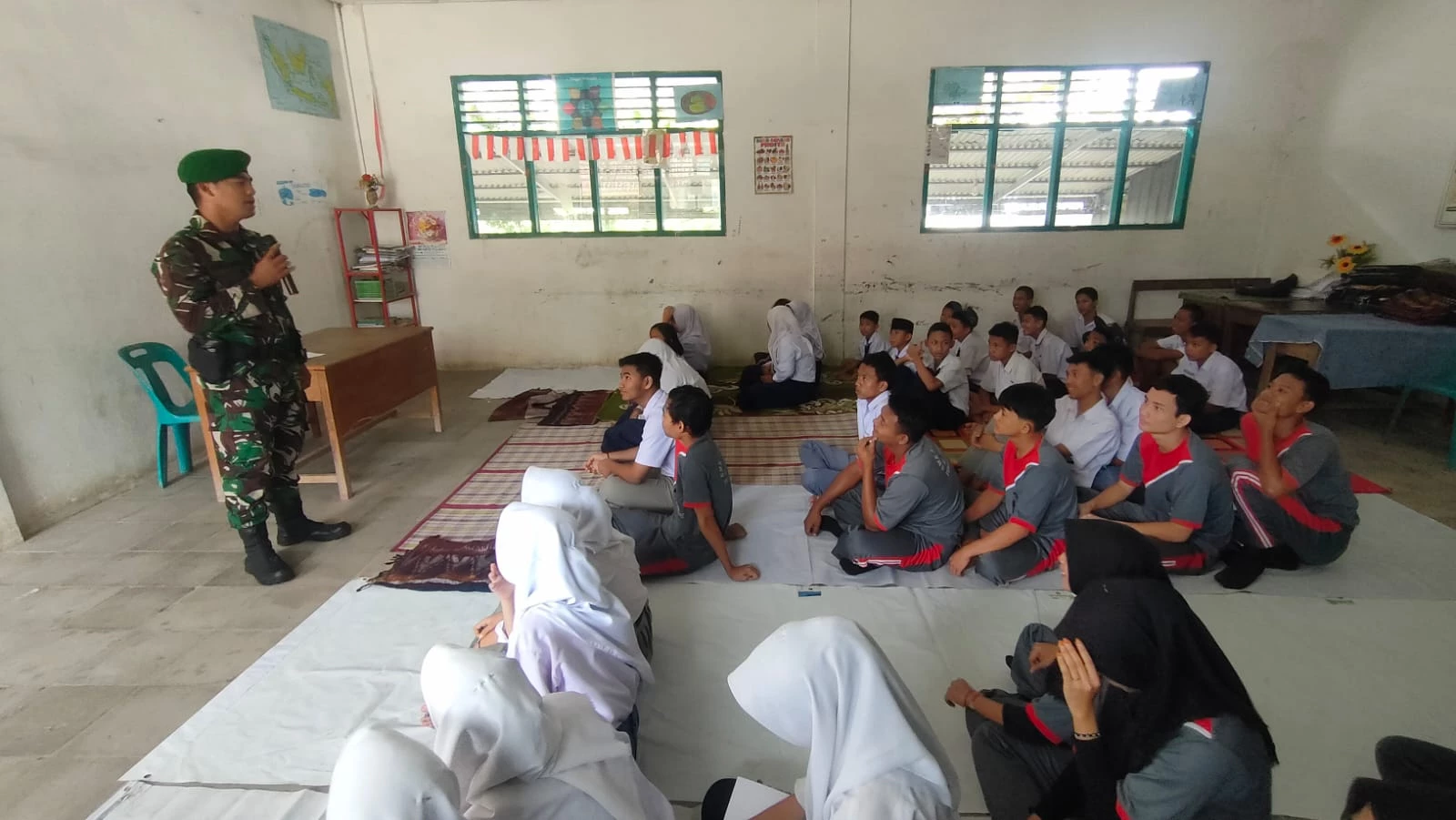 Selamatkan Generasi Muda, Babinsa Berikan Sosialisasi Bahaya Narkoba kepada pelajar SMA di wilayah Binaan.