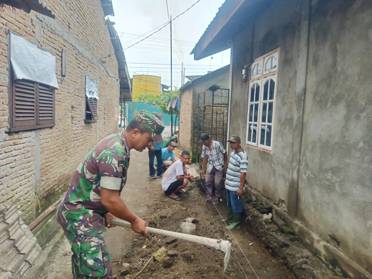 Dukung Pembangunan Desa, Babinsa Dampingi pembangunan Parit pasangan rabat beton 