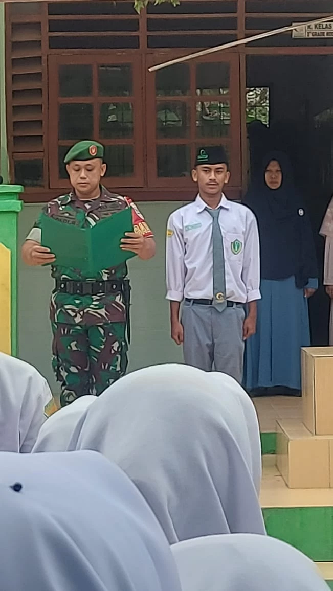 Tumbuhkan Rasa Cinta Tanah Air, Babinsa Pimpin Upacara di Al Jamiatul Washliyah Serbelawan 