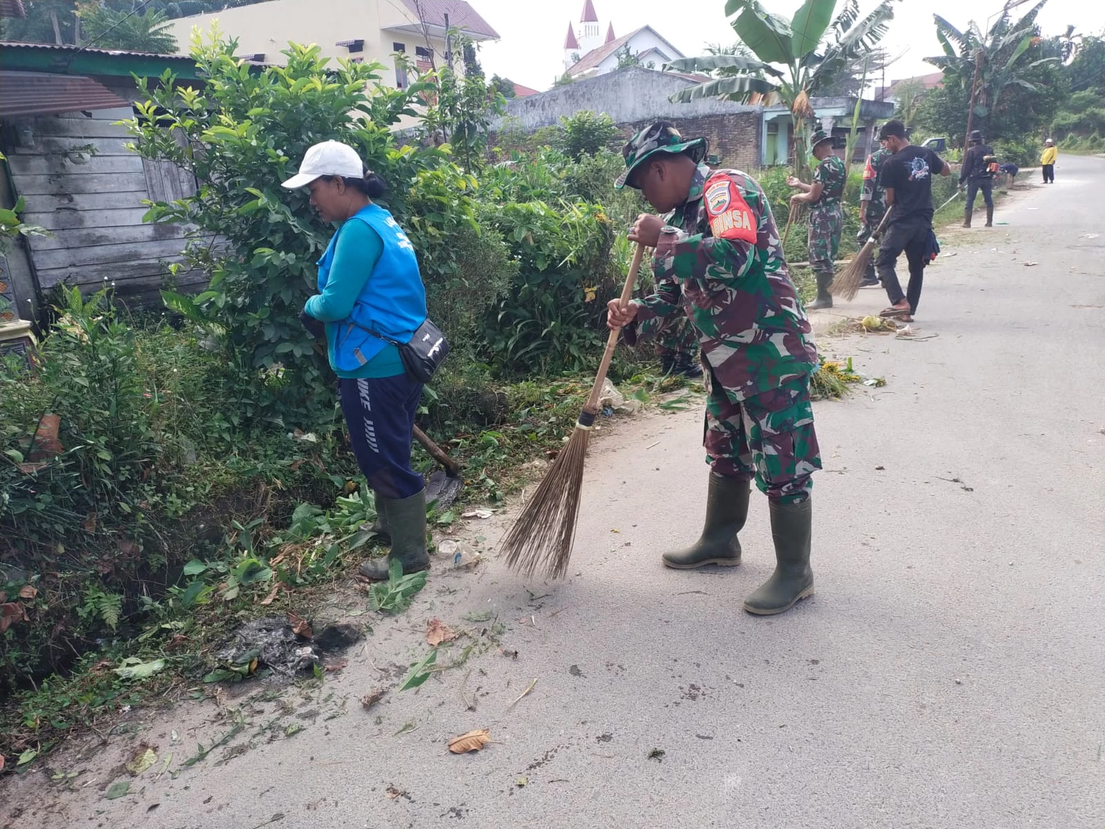 Jaga Kebersihan Lingkungan Babinsa Siantar Selatan Bersama  Warga Gotong Royong