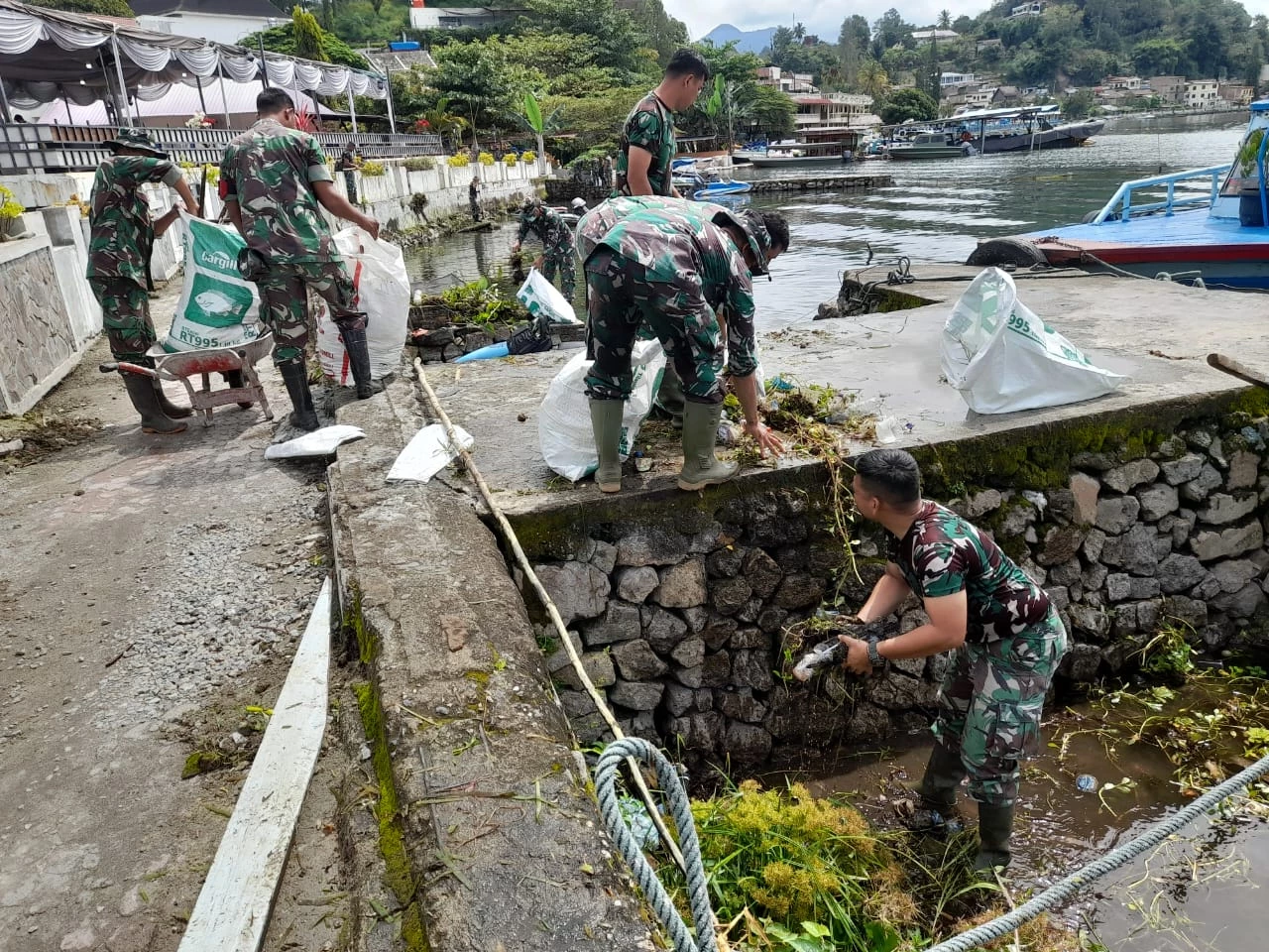 Karya Bhakti Jaga Ekosistem Danau Toba Digelar Danramil 11/Girsang Sipangan Bolon Bersama Babinsa