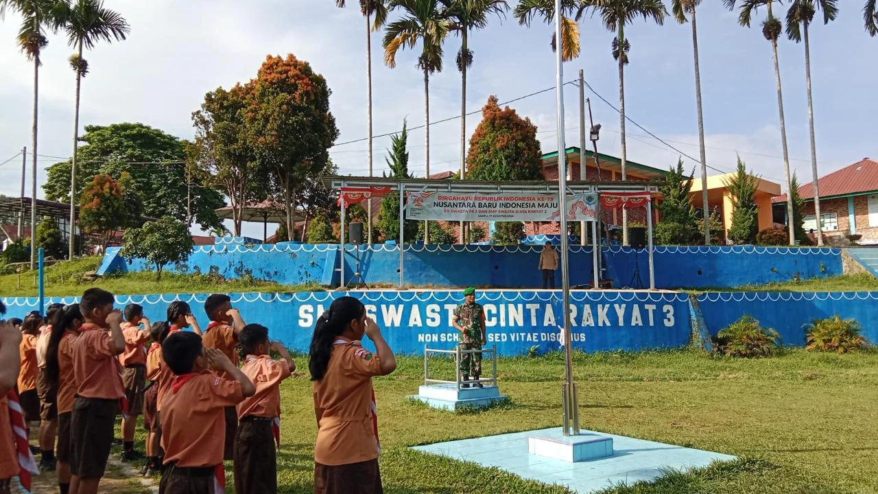 TNI Hadir Di Sekolah, Babinsa Berikan Pelatihan PBB Kepada Siswa SMP