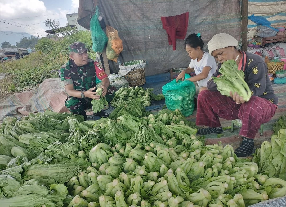 Babinsa  Jalin Komsos Dengan Petani Desa Ujung Saribu