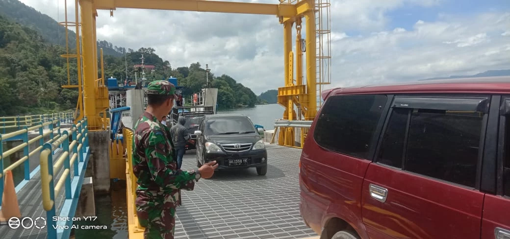 Babinsa Himbau Pengunjung Pelabuhan Tigaras Jaga Fator Keamanan dan Kebersihan