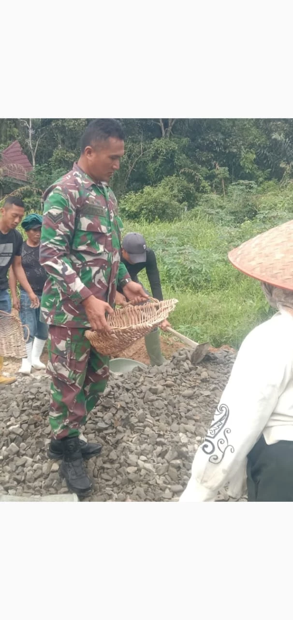 Bersama Warga, Babinsa Gotong Royong Perbaiki Jalan Rusak.