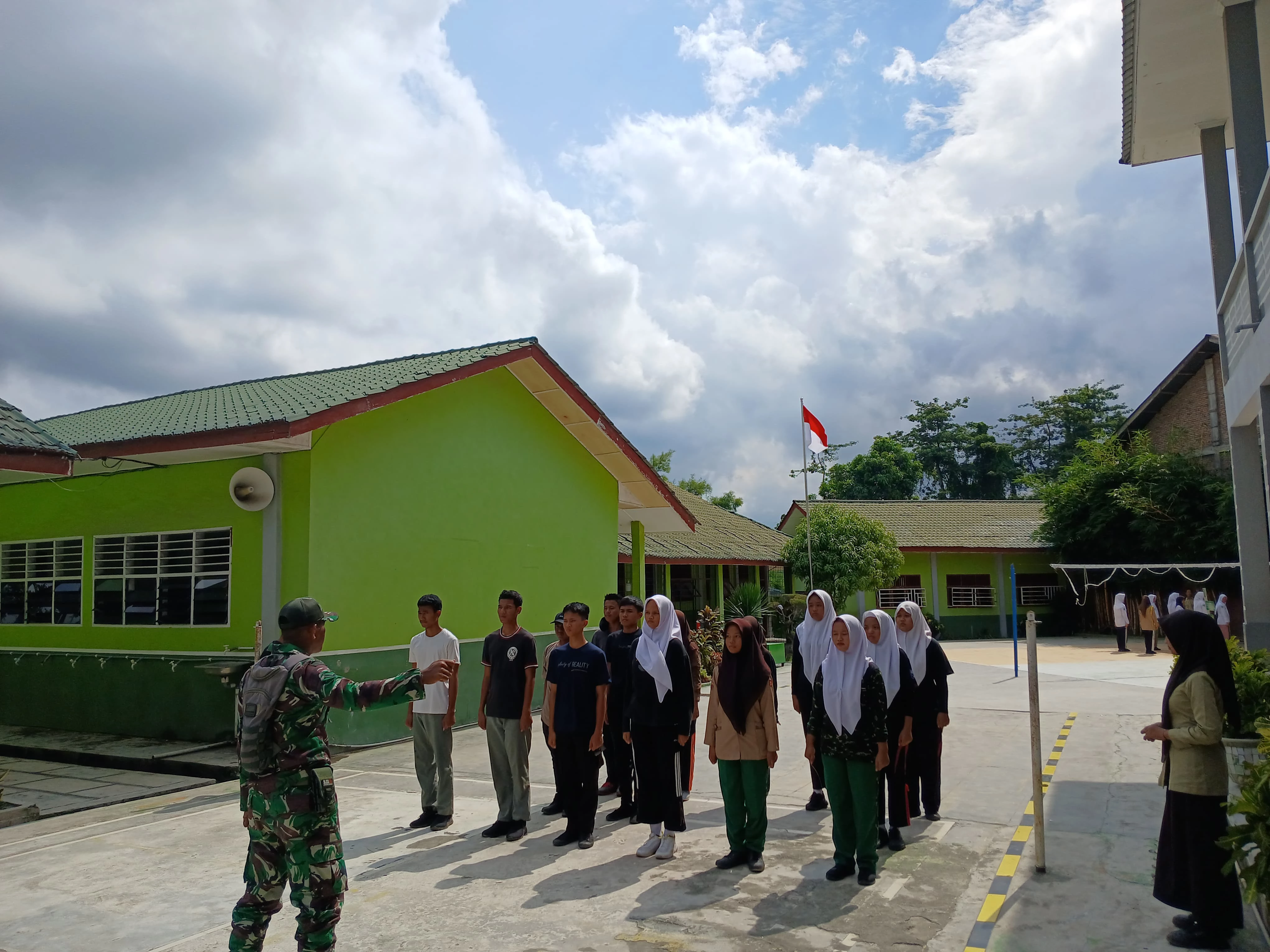 Guna Tingkatkan Kekompakan dan Disiplin Babinsa Melatih PBB Dan Wasbang Siswa Al Washliyah 2  Perdagangan