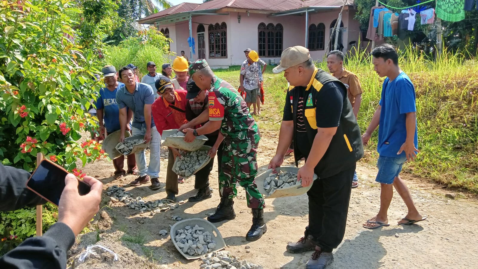 Babinsa Hadiri Kegiatan Launching Pengaspalan Jalan 