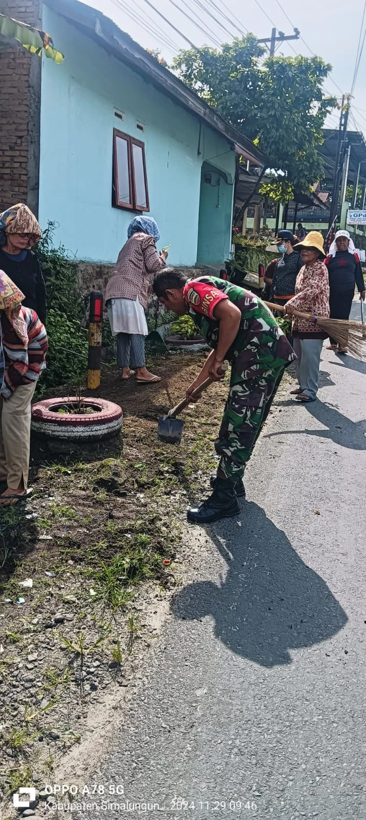 Jalin Kebersamaan, Babinsa Bantu warga Gotong Royong di Huta I Nagori Tanjung Pasir