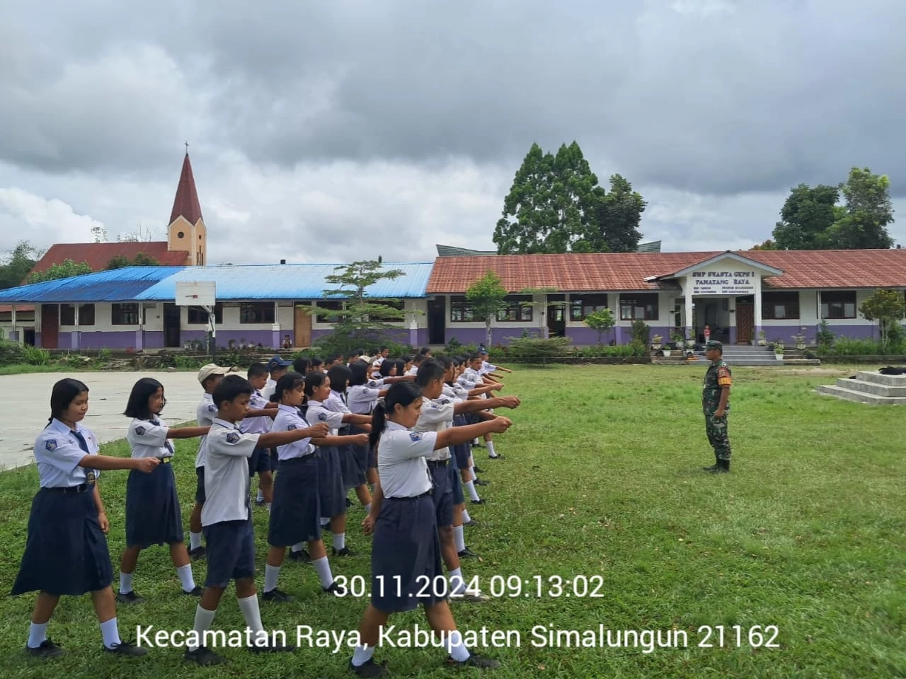 Guna Tingkatkan Kekompakan dan Disiplin Babinsa Melatih PBB Dan Wasbang siswa siswi SMP swasta GKPS 1 Raya