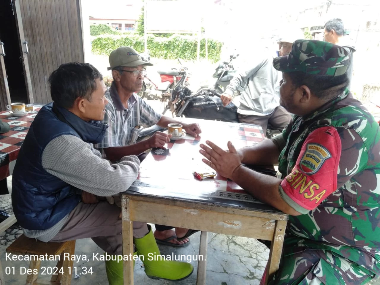 Bincang Santai, Jaga Hubungan Baik Babinsa Raya Komsos Dengan  Masyarakat