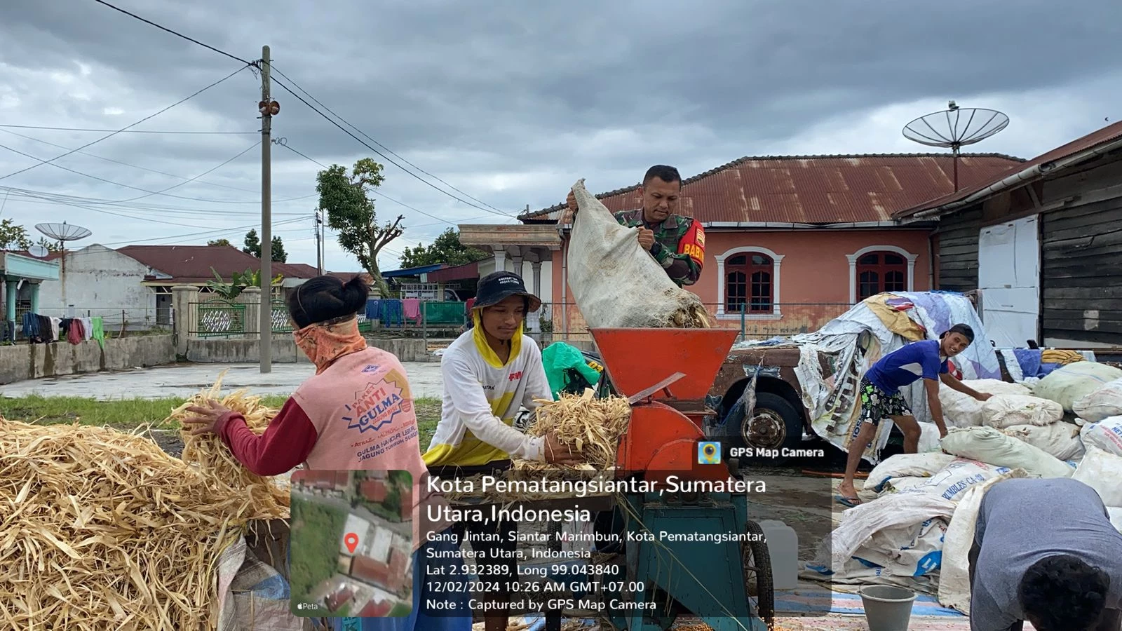 Mewujudkan kesejahteraan masyarakat dan dongkrak swasembada pangan, Babinsa Bantu Petani Giling Jagung