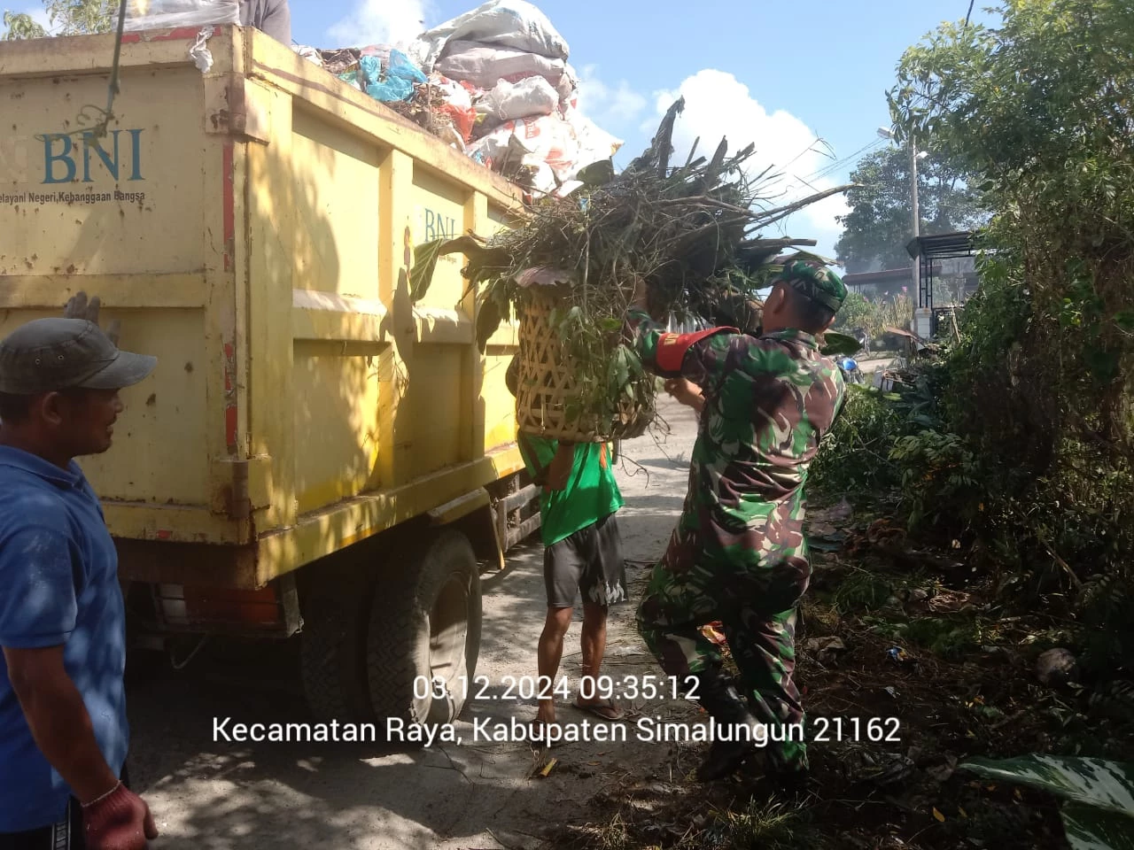 Babinsa Gotong royong bersama warga  membersihkan sampah di sepanjang bahu jalan Pendidikan Kelurahan Pamatang raya