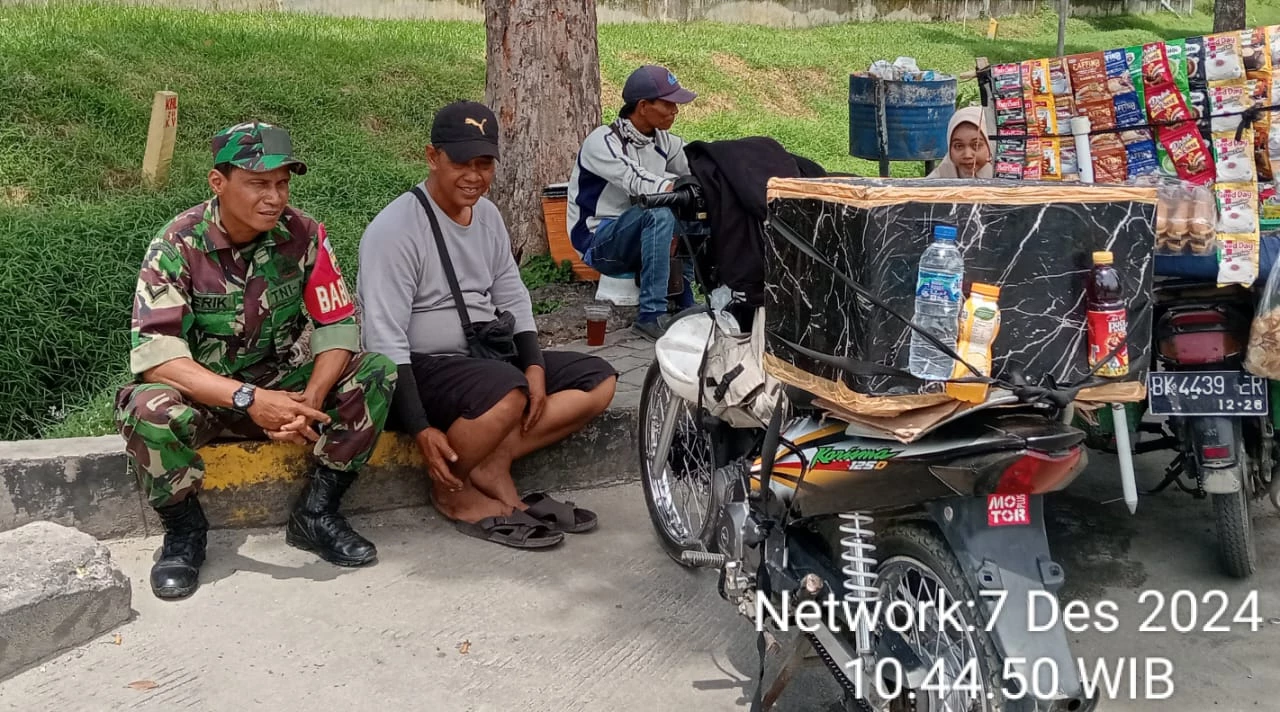 Babinsa Koramil 06/Perdagangan Laksanakan Komsos Bersama Pedagang Jajanan Keliling 