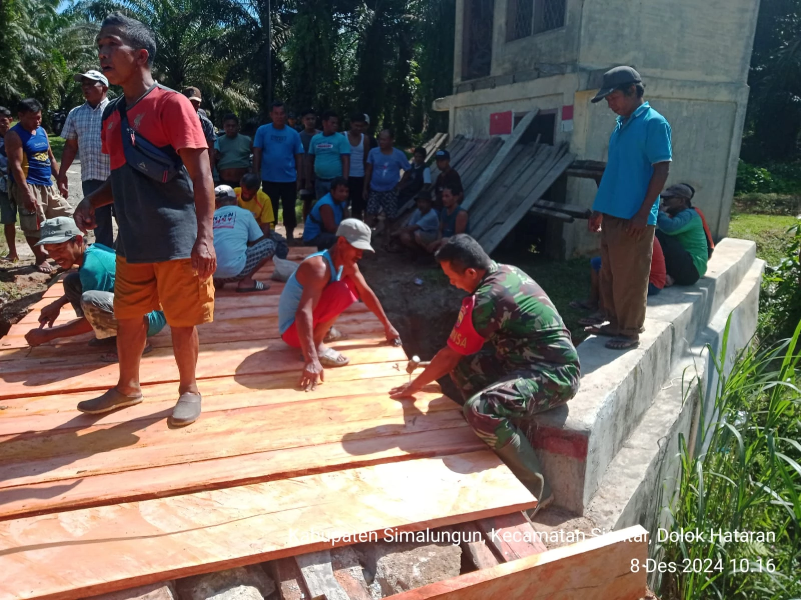 Babinsa Laksanakan Gotong Royong Bersama Warga Perbaiki Jembatan Penyebrangan Sementara