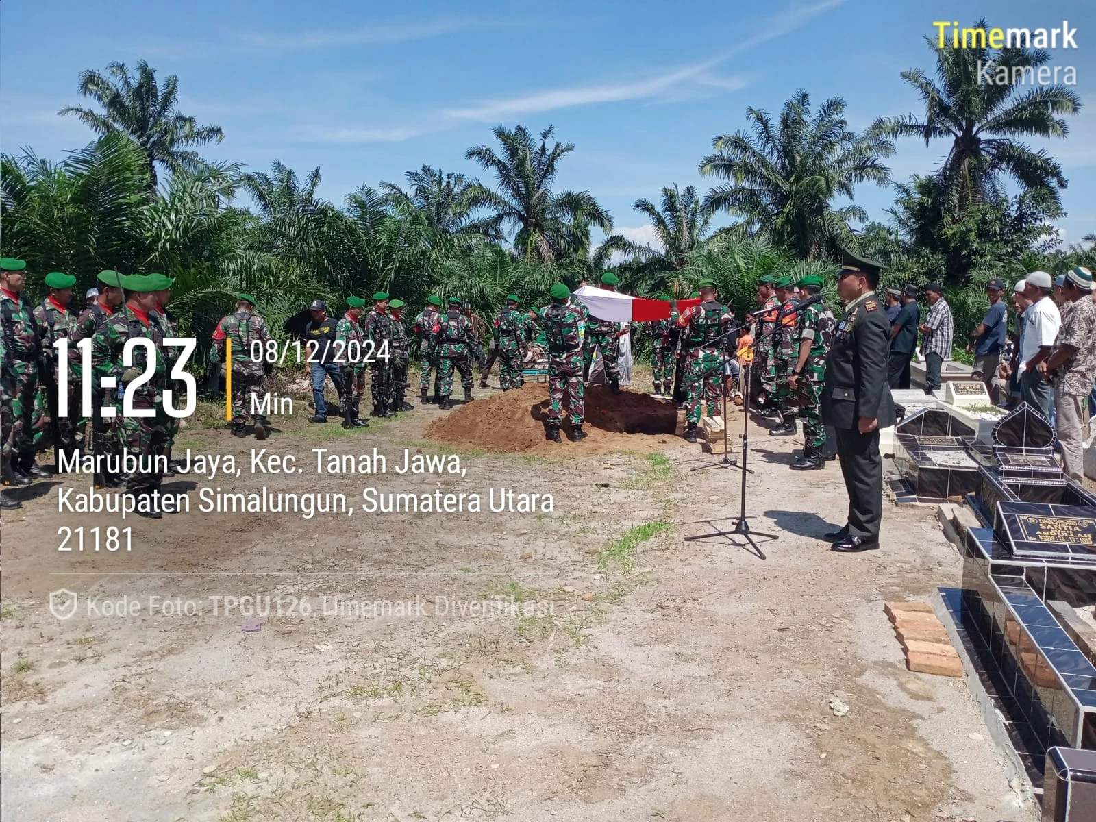 Danramil Tanah Jawa Pimpin Kegiatan Upacara Pemakaman Secara Militer 