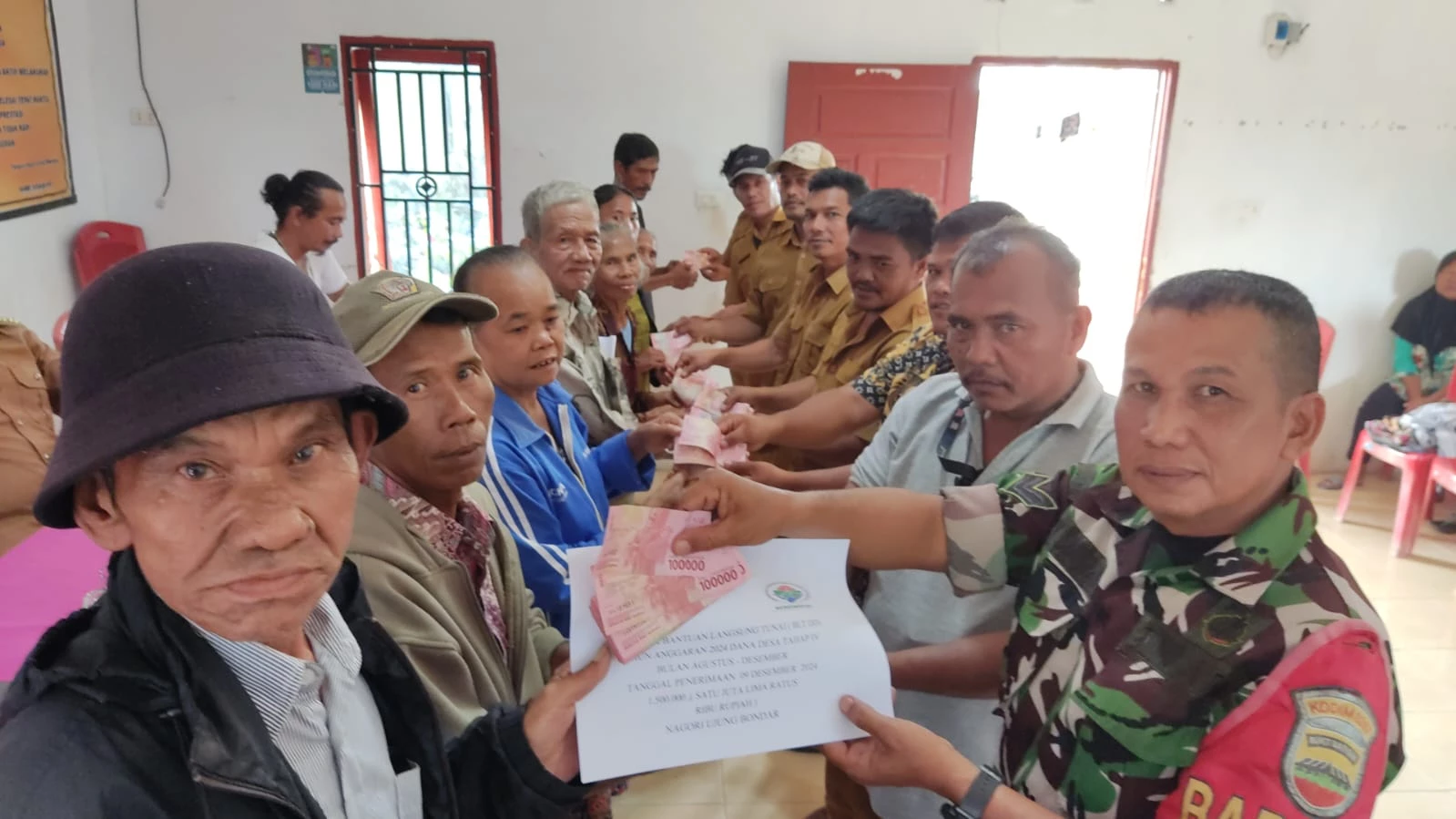 Babinsa Hadir Mendampingi Penyaluran Bantuan Langsung Tunai (BLT-DD) Tahap IV Tahun 2024 Di Nagori Ujung Bondar