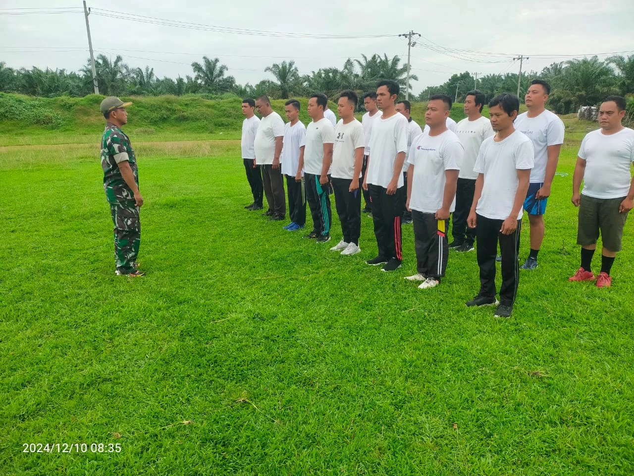 Babinsa Koramil 05/Serbelawan Laksanakan Kegiatan Bintalfisdis untuk Para Security PTPN IV Kebun Dolok Ilir