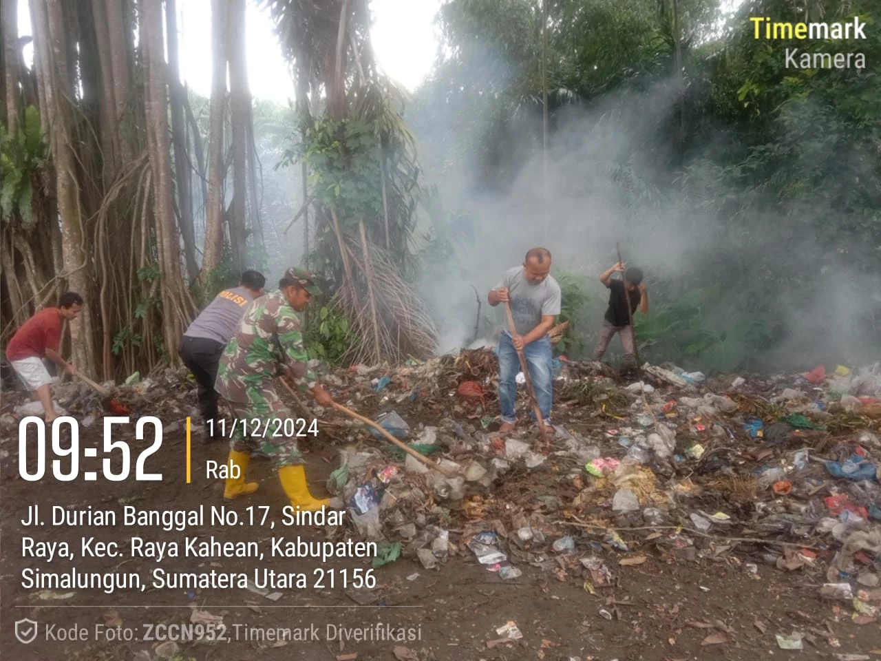 Babinsa dan Bhabinkamtibmas Beserta Warga Binaan Bersihkan Sampah yang Dibawa Arus Air Saat Hujan Deras