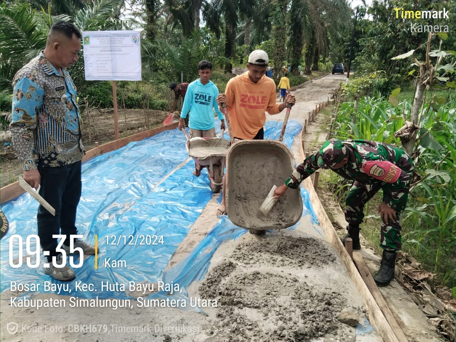 Dukung Pembangunan Desa, Babinsa Dampingi Pembangunan Rabat Jalan Beton  di Huta Manrayap II