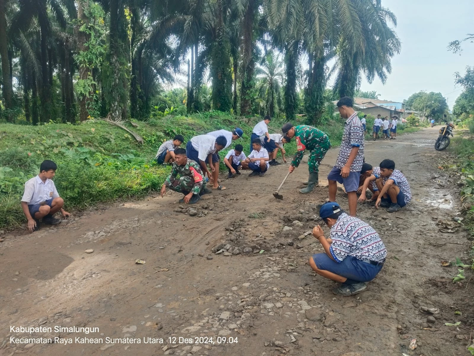 Babinsa   Laksanakan Gotong Royong  bersama Siswa/Siswi SMP Negeri 2 Panei Raya