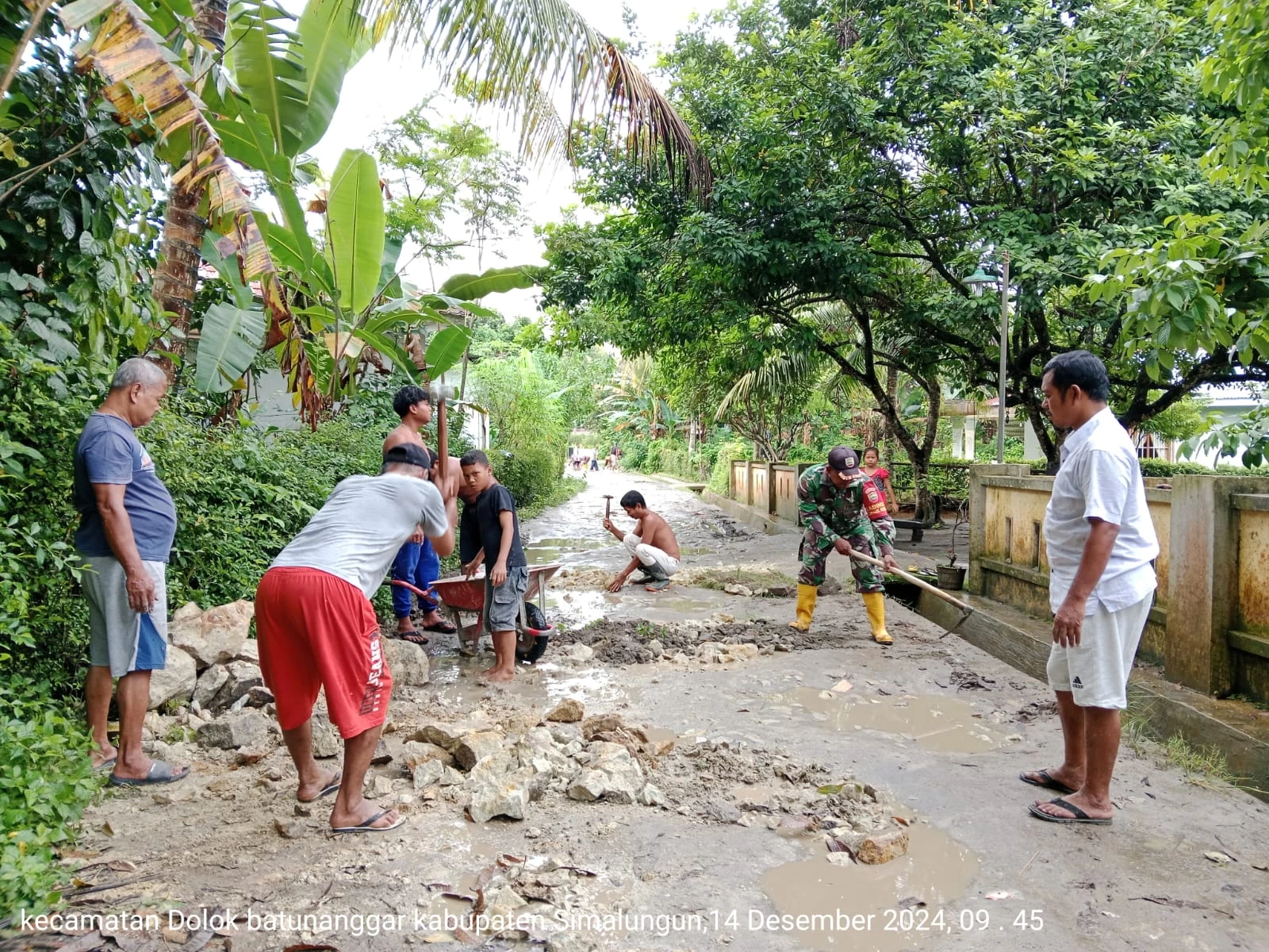 Babinsa Koramil 05/Serbelawan Laksanakan Gotong Royong di Nagori Selinduk