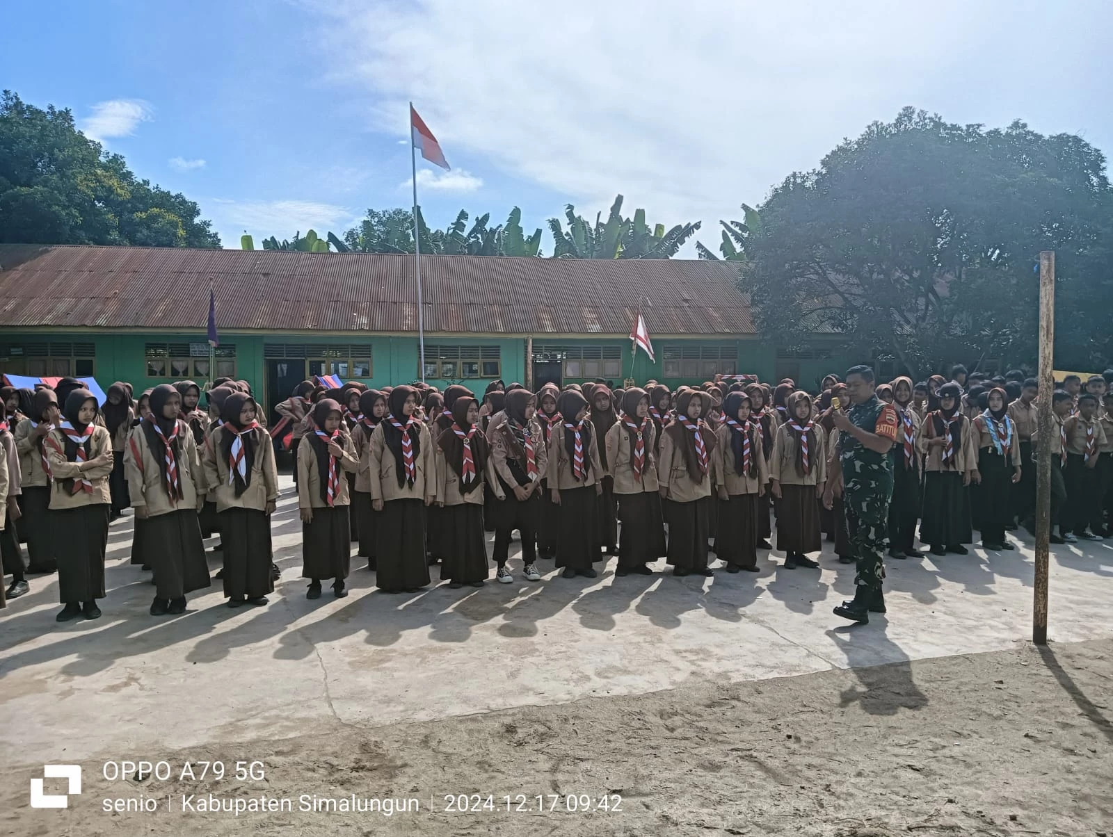 Babinsa Berikan Pelatihan PBB dan Materi Kenakalan Remaja serta Narkoba di MTSN 2 Simalungun