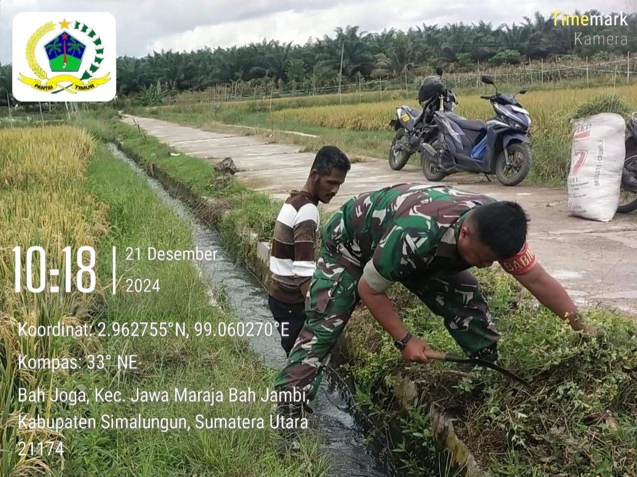 Dukung Kebutuhan Air Petani, Babinsa Kodim 0207/Simungun Bersama Masyarakat Bersihkan Saluran Irigasi