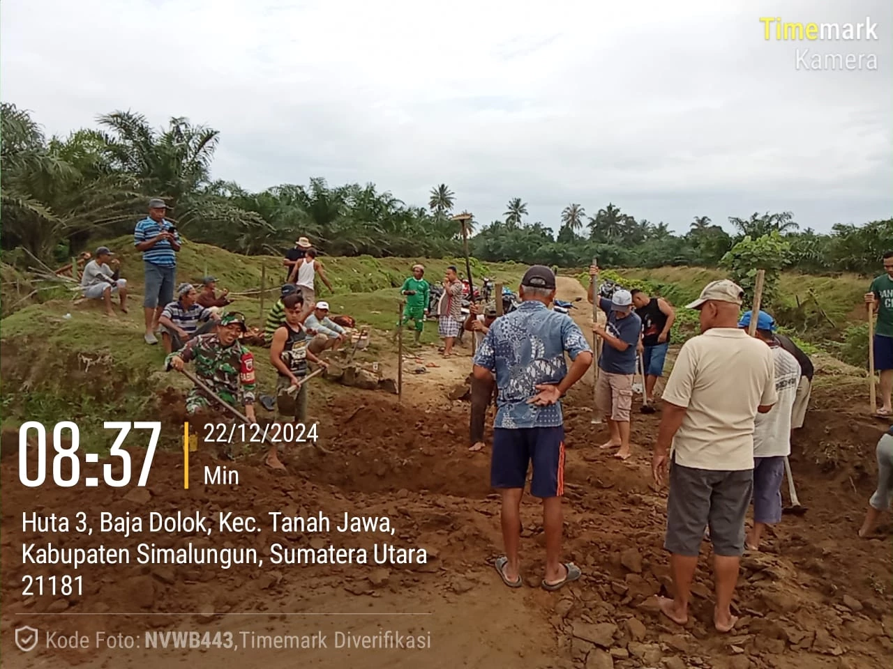 Babinsa Koramil 10/Tanah Jawa Gotong Royong Membuat Gorong Gorong bersama Masyarakat