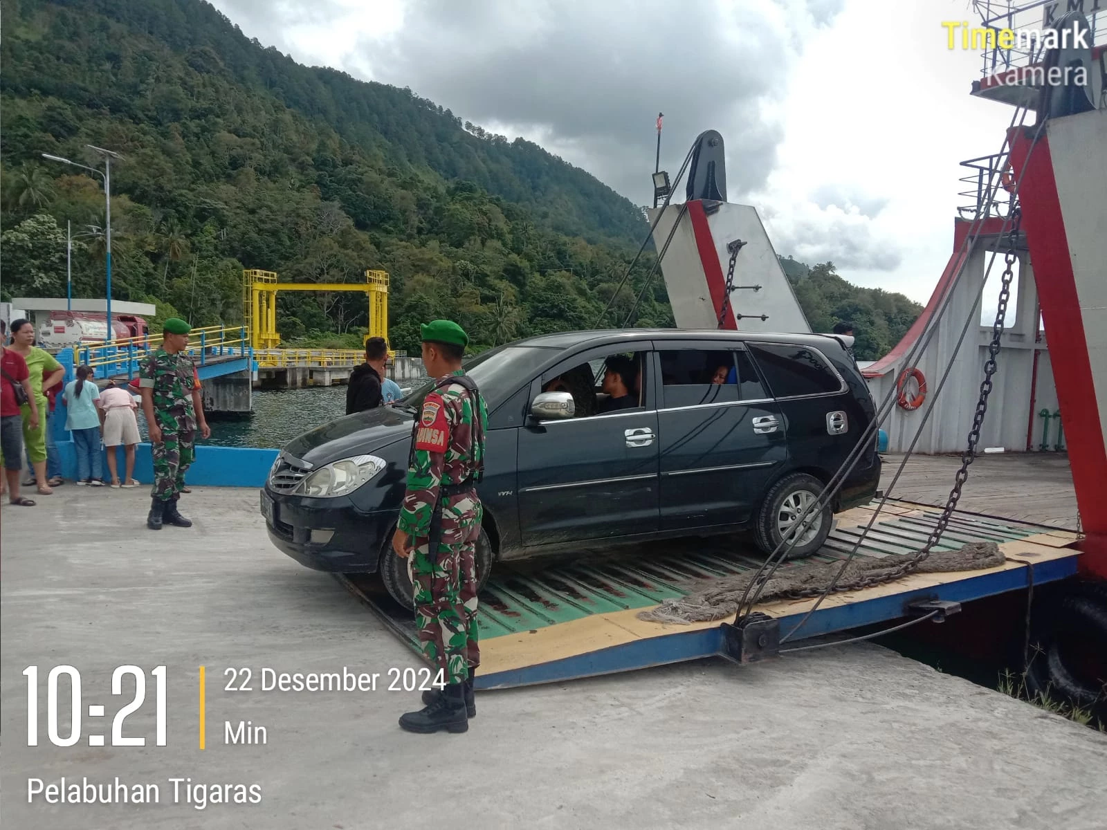 Guna Menjaga Keamanan Dan Ketertiban, Babinsa Koramil 12/DP PAM Pengamanan Di Pelabuhan Tigaras