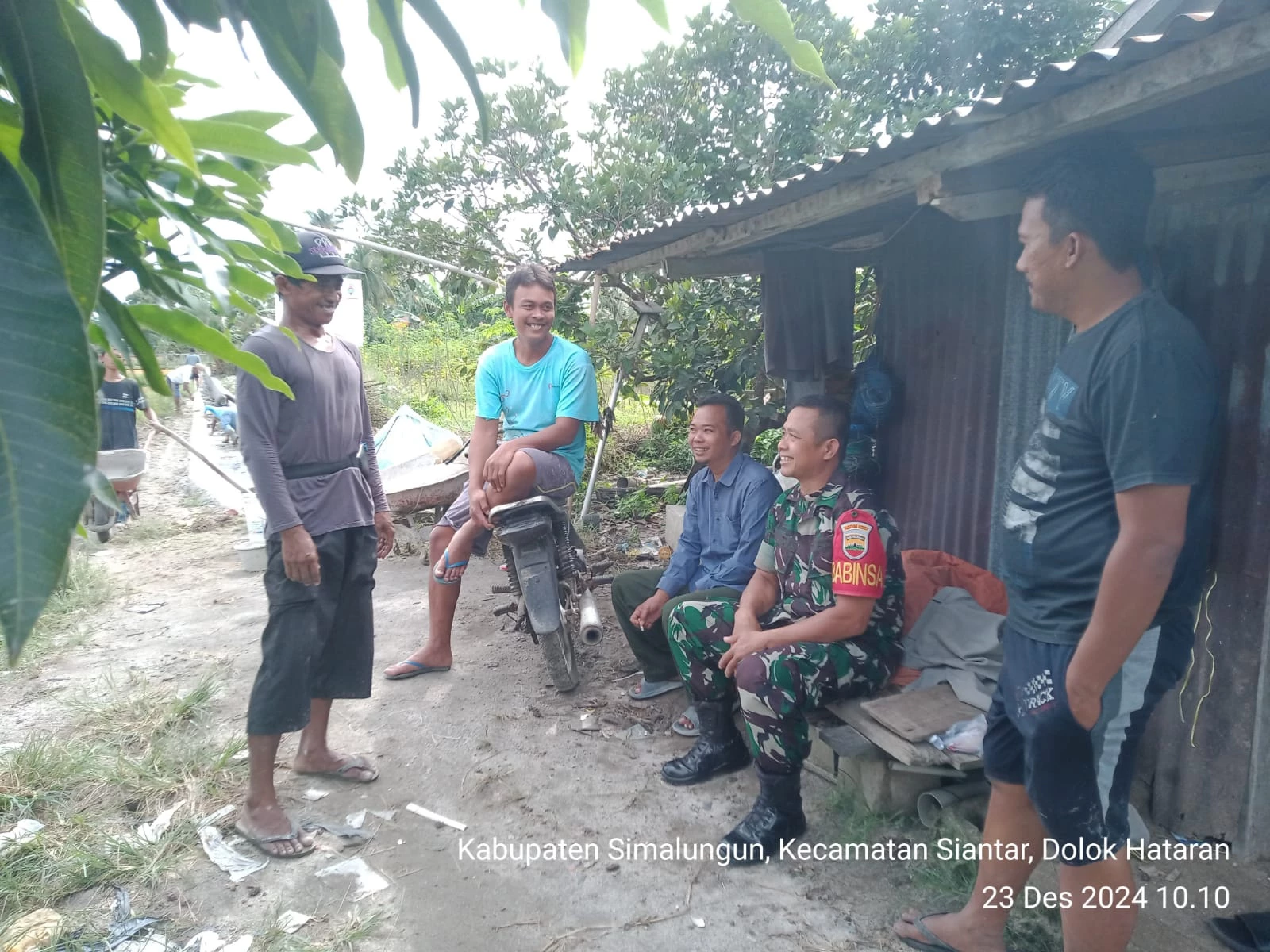 Komsos Babinsa Koramil 08/Bangun  Bersama Kelompok Tani Mawar I di Huta Sidouruk