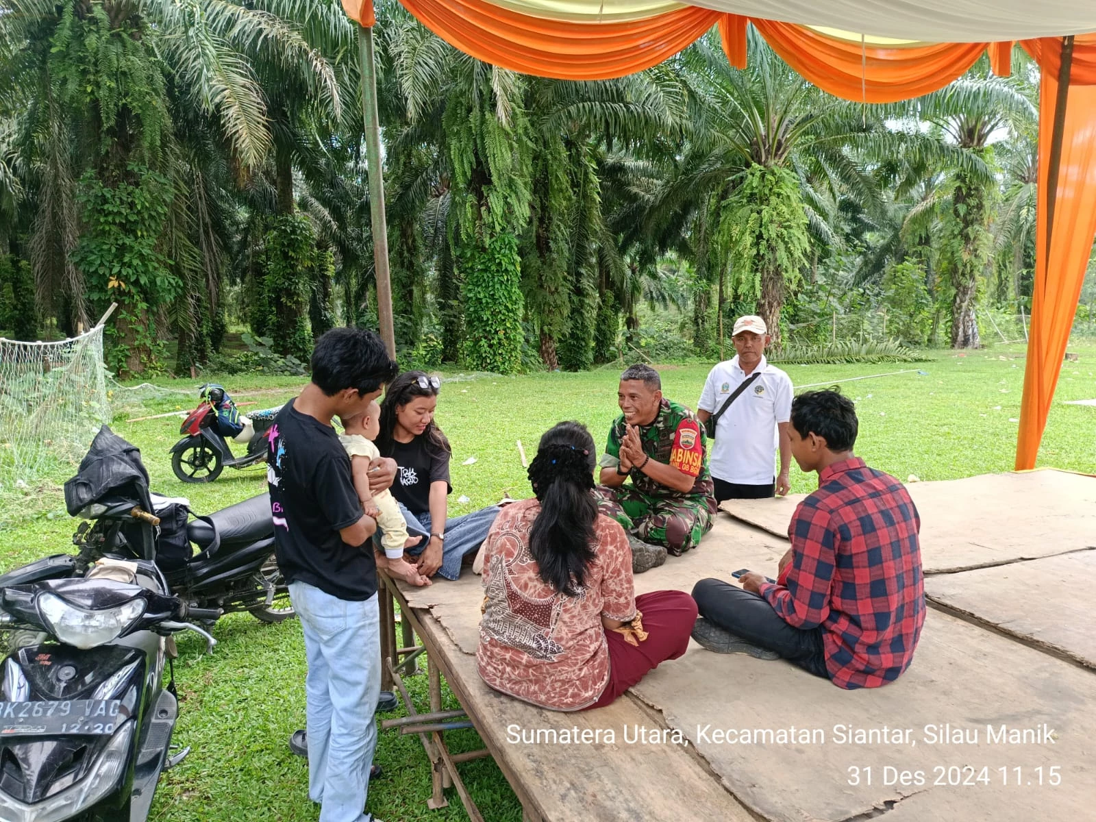 Babinsa Koramil 08/Bangun Kodim 0207/Simalungun komsos dengan warga binaan 