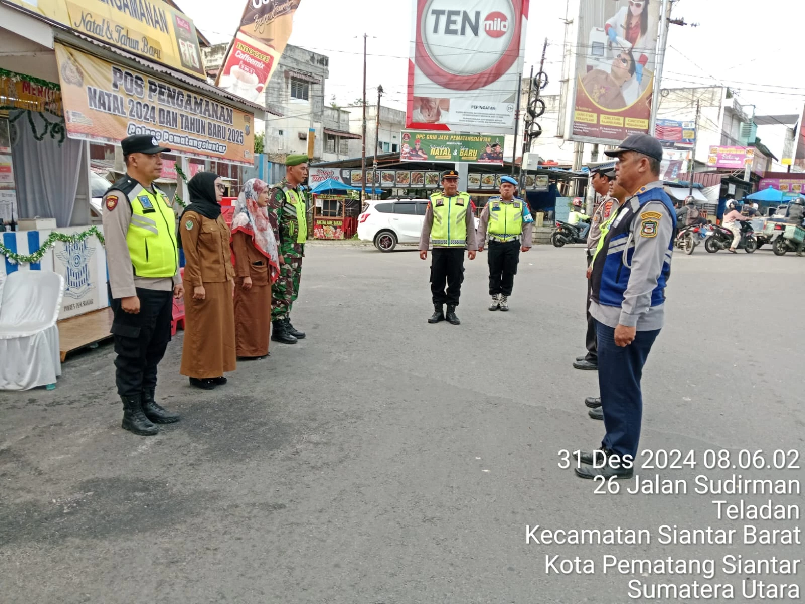 Dalam memastikan Situasi keamanan yang kondusif selama perayaan Natal dan Tahun Baru Babinsa Melaksanakan POS PAM OPS Terpadu Lilin Toba 2024