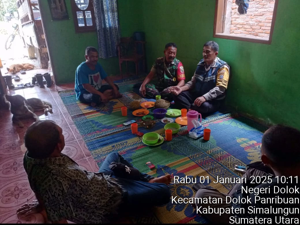 Babinsa Bersama Bhabinkamtibmas Melaksanakan Silaturahmi di Rumah Bapak Gamot yang Sedang Merayakan Natal dan Tahun Baru