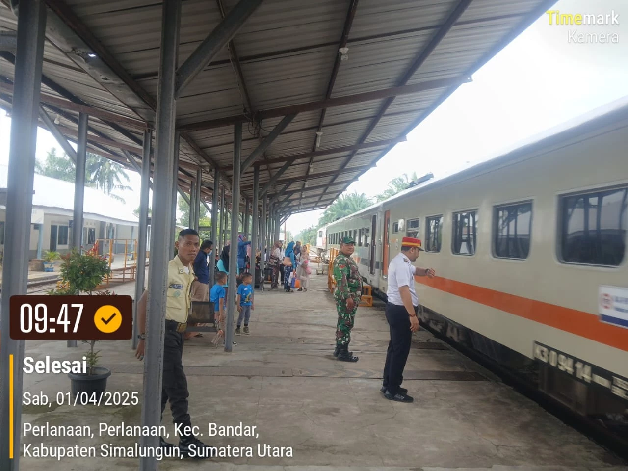 Babinsa Melaksanakan pengamanan di Stasiun Kereta Api Perlanaan Kecamatan Bandar selama libur Natal dan Tahun Baru 2025