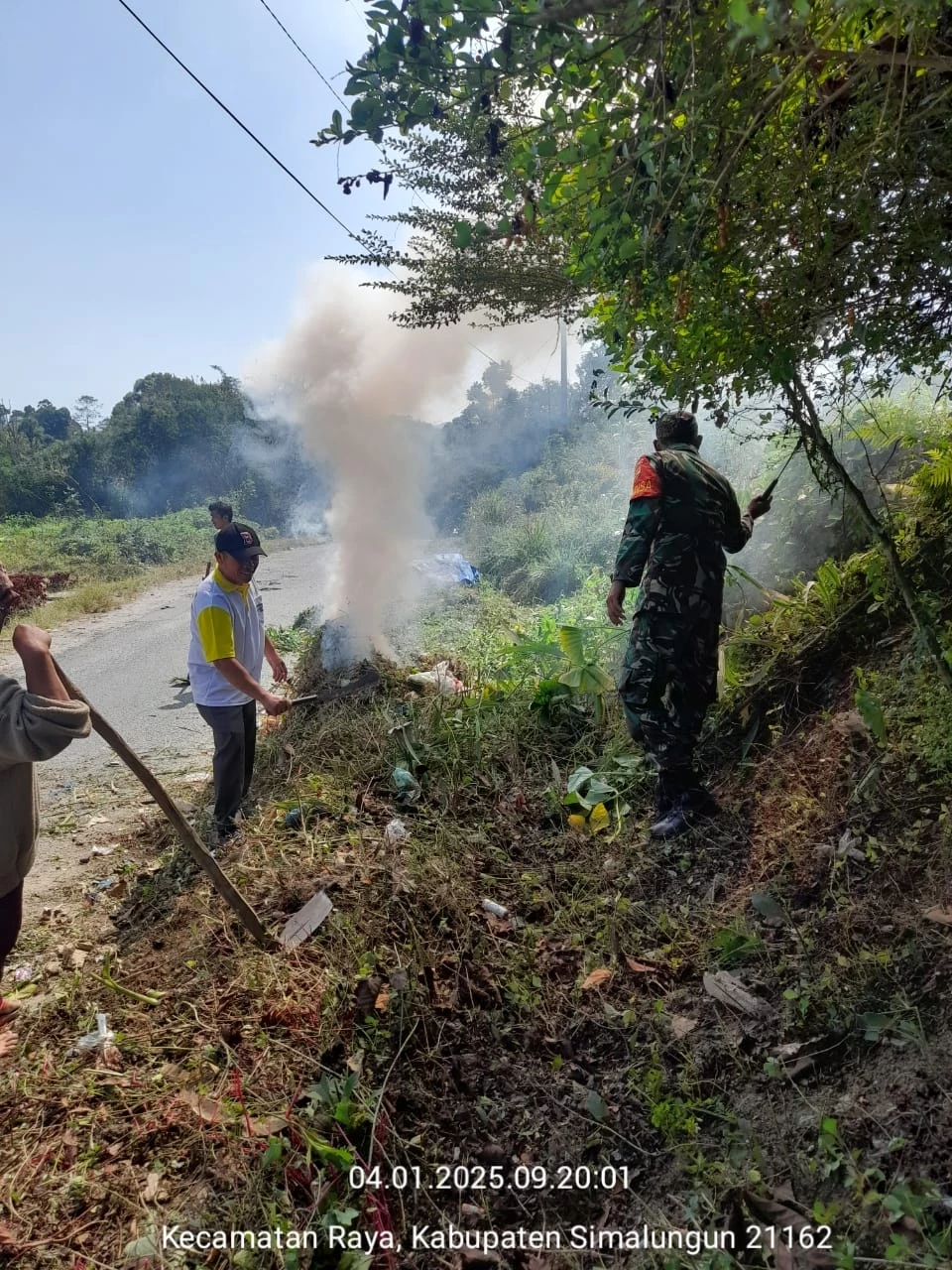 Wujudkan Lingkungan Bersih, Babinsa Bersama Warga Lakukan Gotong Royong