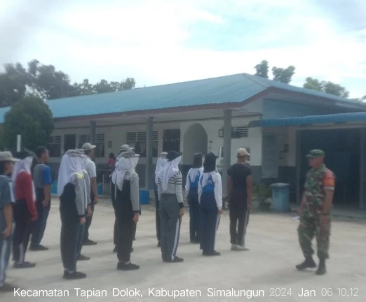 Guna Tingkatkan Kekompakan dan Disiplin Babinsa Melatih PBB Dan Wasbang siswa siswi SMA Negeri 1 Serbalawan