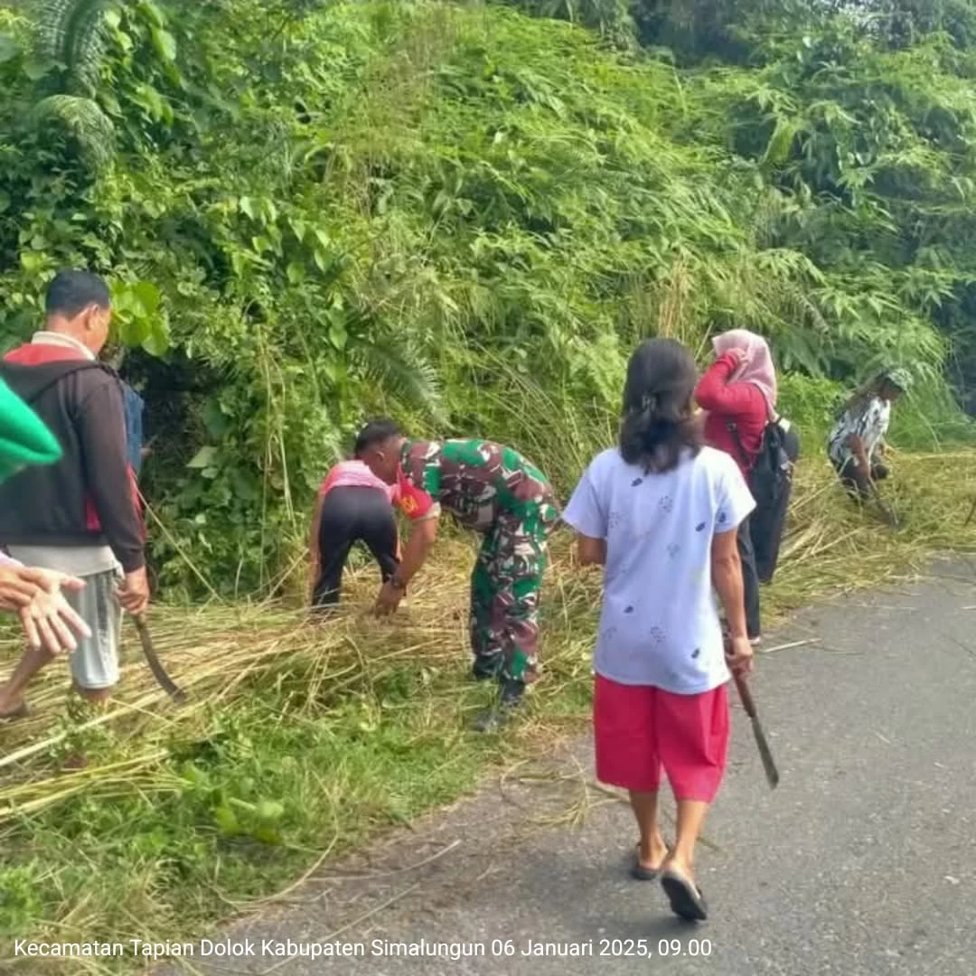 Gotong Royong Babinsa bersama Warga di Kelurahan Sinaksak