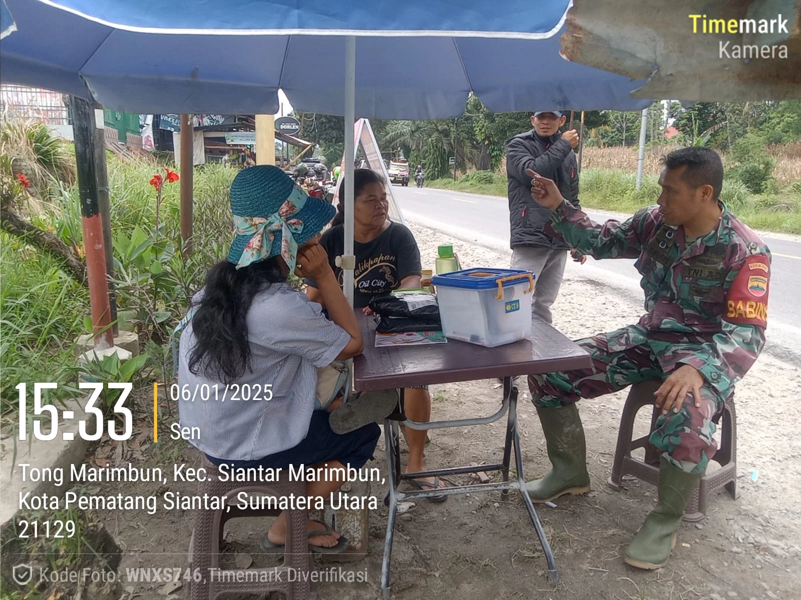 Jalin Komunikasi, Babinsa  Melaksanakan Komsos dengan Pedagang di Kelurahan Tong Marimbun