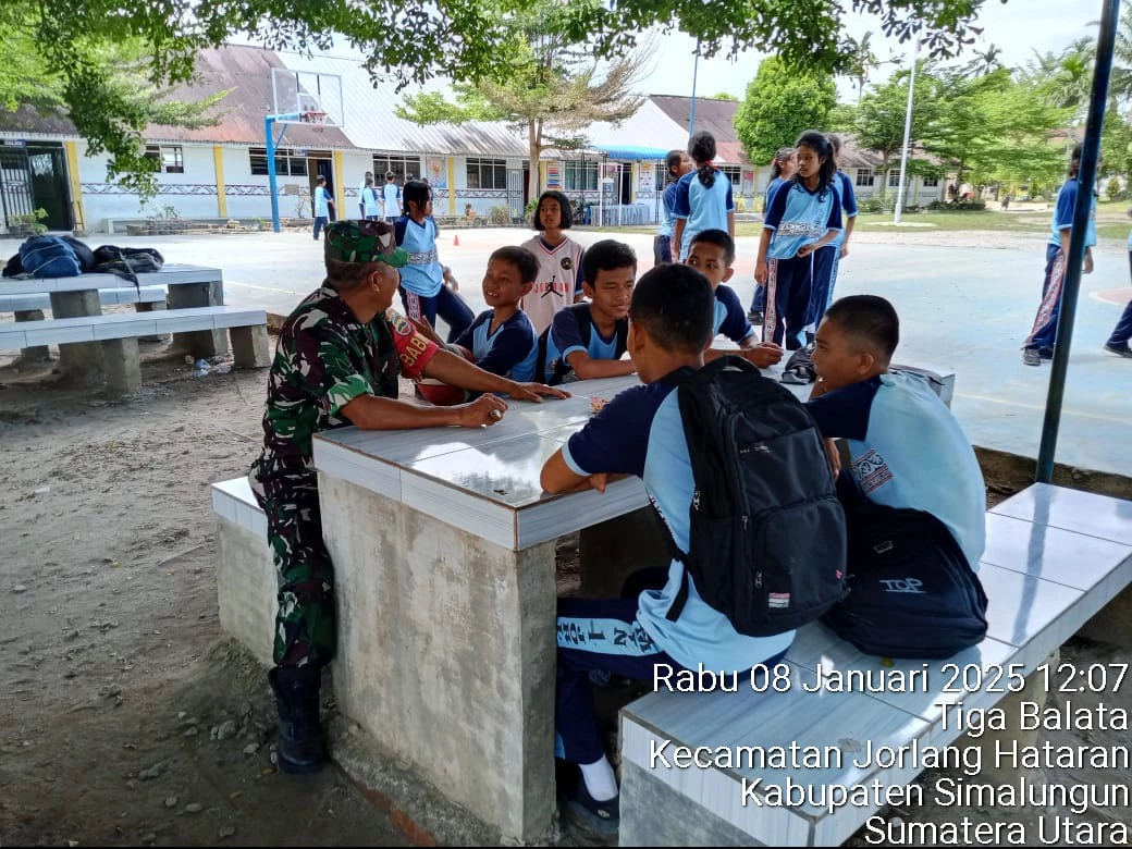 Pentingnya disiplin, wawasan kebangsaan, dan nilai-nilai patriotisme  Babinsa Laksanakan Komsos dengan Siswa-Siswi SMP Negeri 1 Balata