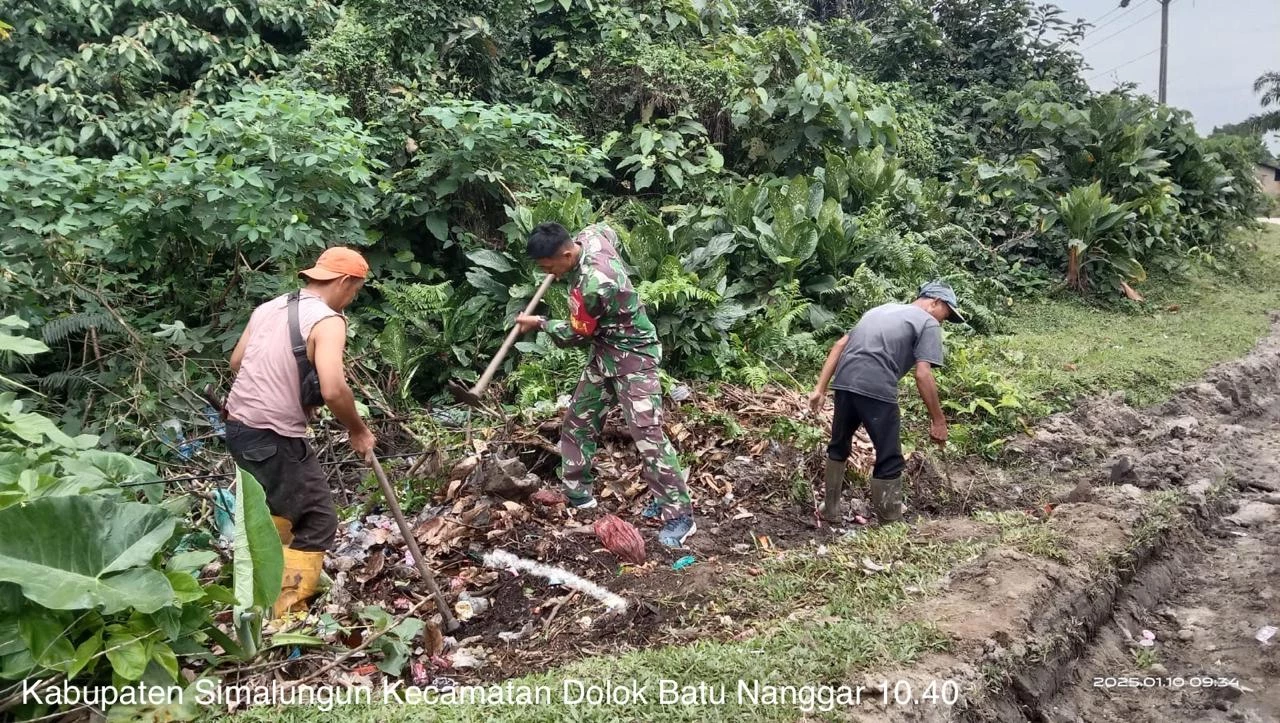 Dekat dengan masyarakat binaannya, ini lah yang dilakukan Babinsa Koramil 05/Serbelawan Bersama Masyarakat Bersihkan Sampah di Nagori Dolok Ilir I