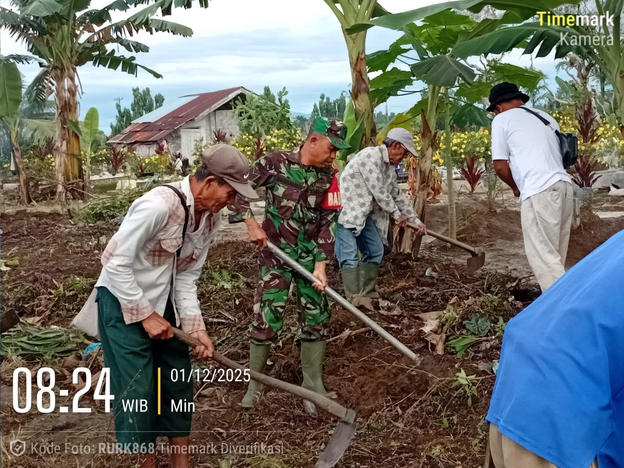 Gotong Royong dilakukan Babinsa  Bersama Masyarakat Membersihkan Pemakaman Umum