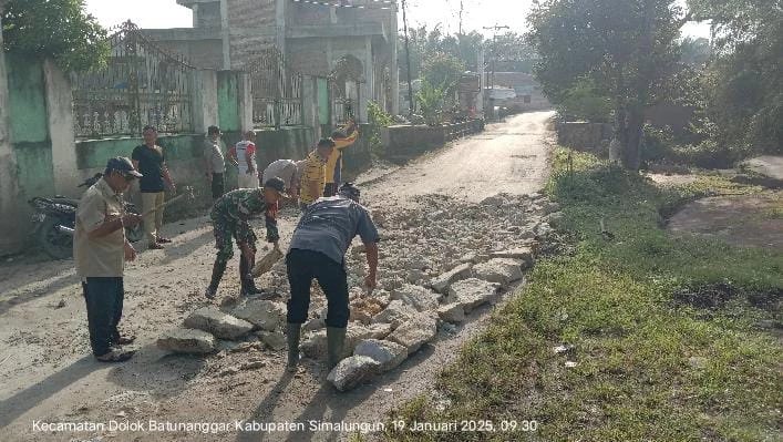 Gotong Royong dilaksanakan Babinsa Serbelawan Bersama Warga dalam Rangka Perbaikan Jalan Pasca Banjir