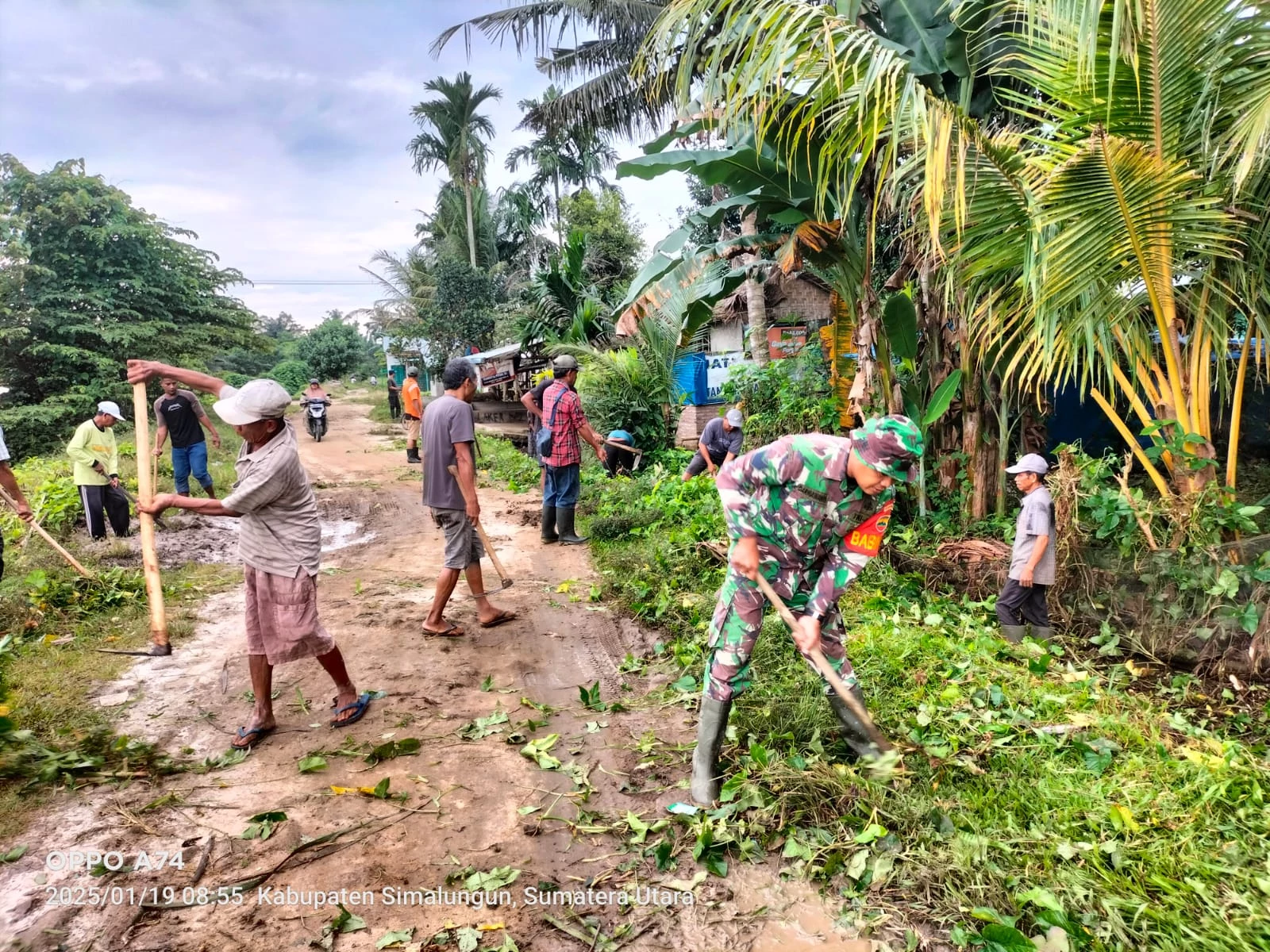 Babinsa Koramil 08/Bangun Bersama Warga Huta III Nagori Gajing Gelar Gotong Royong Bersihkan Parit, Cegah Banjir Musim Hujan